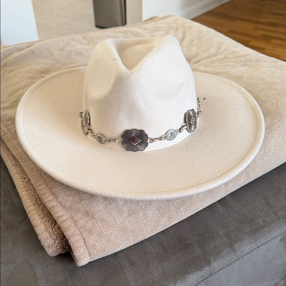 Western-Inspired Off-White Felt Hat with Silver Concho Band